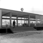 839459 Gezicht op de entree van het nieuwe N.S.-station Purmerend te Purmerend.